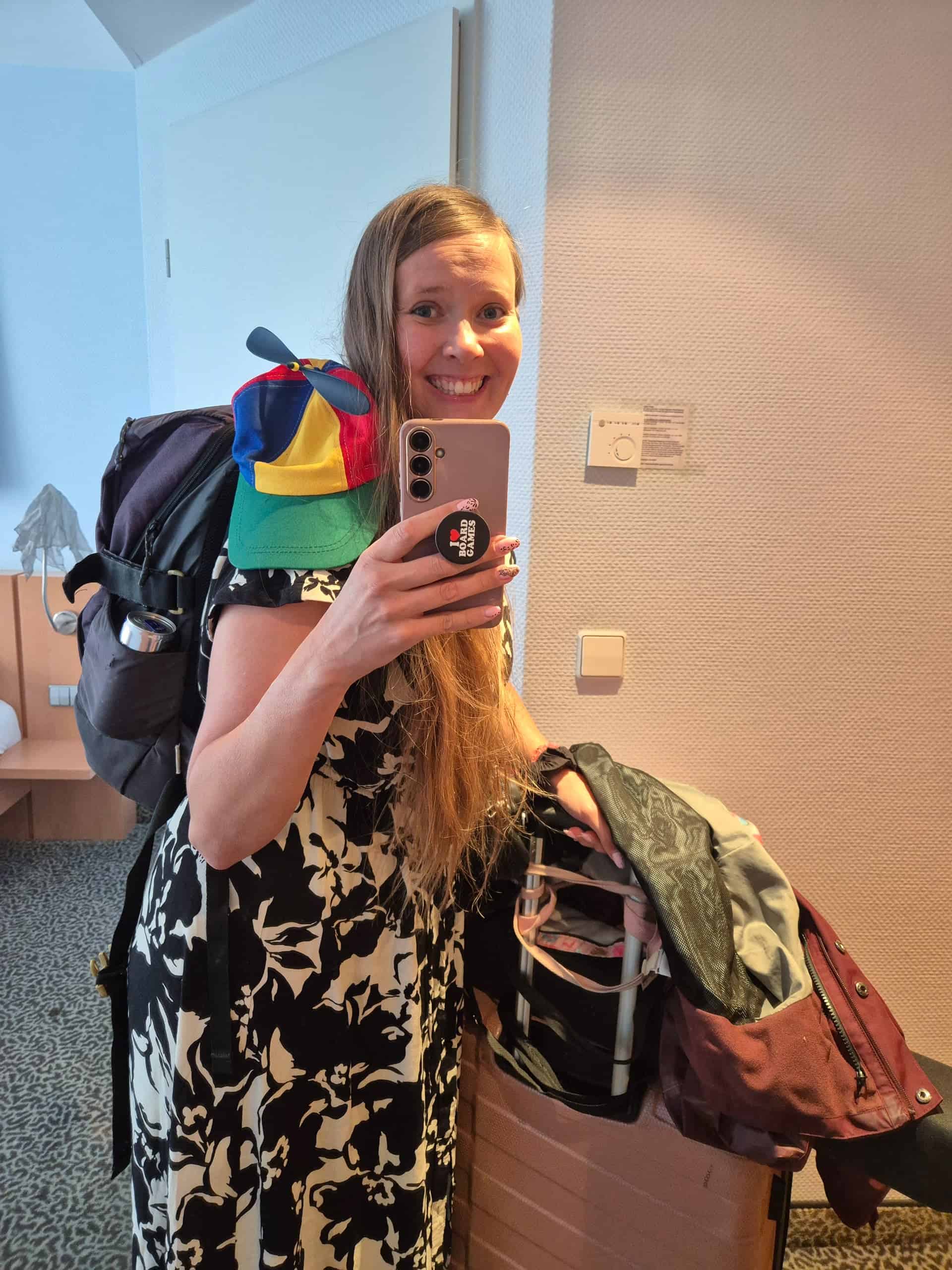 Vilma valmiina lähtöön laukkujen ja repun kansa.